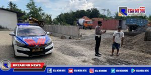 Satlantas Polres Sampang Warning Truk Pengangkut Batu Berceceran