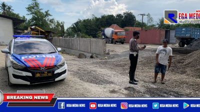 Satlantas Polres Sampang Warning Truk Pengangkut Batu Berceceran