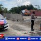 Caption: Kanit Turjawali Satlantas Polres Sampang (Bripka Moekim) mendatangi lokasi truk pengangkut batu berceceran.