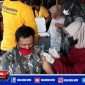Caption: Polsek Asemrowo bersama nakes saat vaksinasi di Pasar Loak, Surabaya.