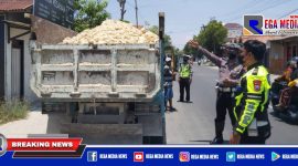 Caption: Satlantas Polres Sampang saat razia dump truk bermuatan sirtu tanpa penutup.