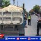 Caption: Satlantas Polres Sampang saat razia dump truk bermuatan sirtu tanpa penutup.
