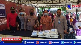 Caption: pihak HCML saat menyerahkan bantuan beras secara simbolis di gerai vaksin presisi Polres Sampang.