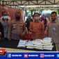 Caption: pihak HCML saat menyerahkan bantuan beras secara simbolis di gerai vaksin presisi Polres Sampang.