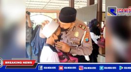 Caption: Kasat Lantas Polres Pelabuhan Tanjung Perak tengah mencium kening anak yatim piatu.