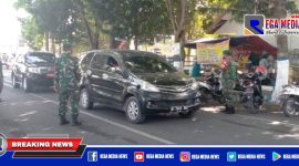 Caption: anggota Kodim 0828 Sampang saat melakukan penyekatan pengendara di Jl. Wijaya Kusuma.