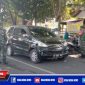 Caption: anggota Kodim 0828 Sampang saat melakukan penyekatan pengendara di Jl. Wijaya Kusuma.