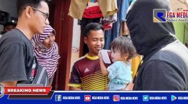 Caption: Ketua PWS bersama anggotanya saat menyambangi Emilia bocah penderita Hidrosefalus.