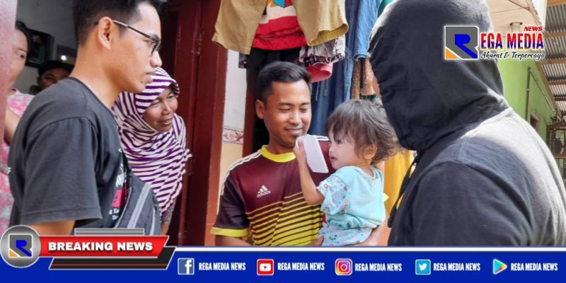 Caption: Ketua PWS bersama anggotanya saat menyambangi Emilia bocah penderita Hidrosefalus.