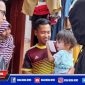 Caption: Ketua PWS bersama anggotanya saat menyambangi Emilia bocah penderita Hidrosefalus.