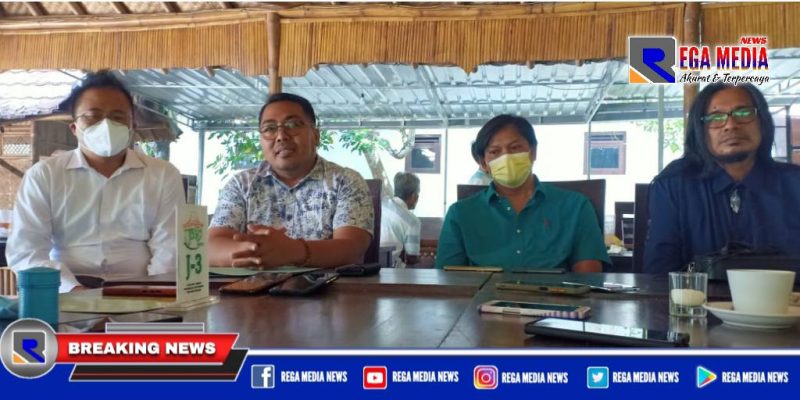 Caption: dr. Surya Haksara (masker kuning) didampingi kedua kuasa hukumnya, Bachtiar Pradinata dan Risang Bima Wijaya.