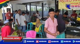 Caption: terlihat warga antusias mengikuti vaksinasi massal yang dilaksanakan Pemdes Ketapang Timur.