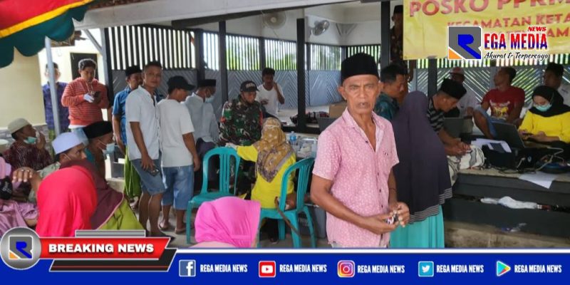 Caption: terlihat warga antusias mengikuti vaksinasi massal yang dilaksanakan Pemdes Ketapang Timur.