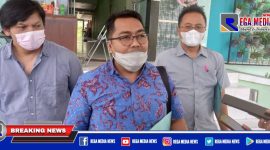Caption: Bachtiar Pradinata (tengah) Kuasa Hukum dr Surya Haksara (kanan) didampingi Direktur RS  Glamoer Kebun Kamal.