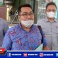 Caption: Bachtiar Pradinata (tengah) Kuasa Hukum dr Surya Haksara (kanan) didampingi Direktur RS  Glamoer Kebun Kamal.