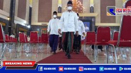 Caption: terlihat Bupati Bangkalan (R. Abdul Latif Amin Imron) memakai sarung dan kopiah hitam.