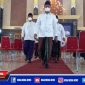 Caption: terlihat Bupati Bangkalan (R. Abdul Latif Amin Imron) memakai sarung dan kopiah hitam.