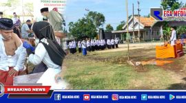 Caption: antusias para santri mengikuti upacara Hari Santri Nasional dan vaksinasi.