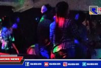 Caption: tampak pengunjung Cafe News di Sidoarjo tengah asyik didampingi pemandu karaoke saat PPKM.