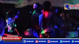 Caption: tampak pengunjung Cafe News di Sidoarjo tengah asyik didampingi pemandu karaoke saat PPKM.