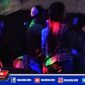 Caption: tampak pengunjung Cafe News di Sidoarjo tengah asyik didampingi pemandu karaoke saat PPKM.