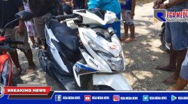 Caption: warga mengamankan sepeda motor yang diduga hasil pencurian.
