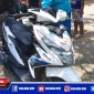 Caption: warga mengamankan sepeda motor yang diduga hasil pencurian.