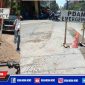 Caption: tampak bekas tanah galian proyek penggalian pipa PDAM berserakan.