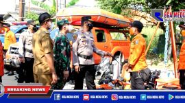 Caption: Forkopimda Sampang saat mengecek kesiapan personel dan peralatan bencana.