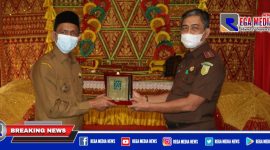Caption: Bupati Aceh Selatan saat menyerahkan cinderamata kepada Kepala Kejaksaan Tinggi.