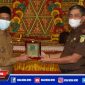 Caption: Bupati Aceh Selatan saat menyerahkan cinderamata kepada Kepala Kejaksaan Tinggi.