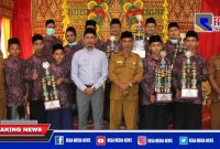 Caption: raih juara 3 Musabaqoh Qira'atil Kulub, Bupati Aceh Selatan pose bersama para khafilah.