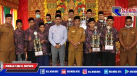 Caption: raih juara 3 Musabaqoh Qira'atil Kulub, Bupati Aceh Selatan pose bersama para khafilah.