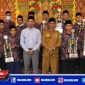 Caption: raih juara 3 Musabaqoh Qira'atil Kulub, Bupati Aceh Selatan pose bersama para khafilah.