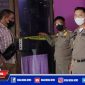 Caption: Satpol PP segel cafe karaoke Alimura, di Jl. Re Martadinata, Bangkalan.
