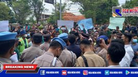 Caption: Aliansi BEM Bangkalan Bersatu (AB3) saat unjuk rasa didepan Mapolres Bangkalan.