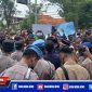 Caption: Aliansi BEM Bangkalan Bersatu (AB3) saat unjuk rasa didepan Mapolres Bangkalan.