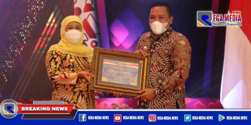 Caption: Bupati Sampang (H. Slamet Junaidi) saat menerima penghargaan Opini WTP dari Gubernur Jawa Timur (Khofifah Indar Parawansa).