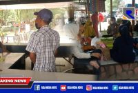 Caption: PS Kanit Bintibsos Satbinmas Polres Sampang saat memberikan himbauan kepada pengunjung wisata Pantai Camplong.