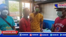 Caption: tersangka inisial SB (dua dari kiri) saat diamankan di Mapolres Sampang.