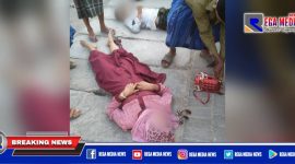 Caption: dua korban kecelakaan tergeletak dipinggir jalan usai di evakuasi warga.