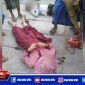 Caption: dua korban kecelakaan tergeletak dipinggir jalan usai di evakuasi warga.
