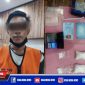 Caption: tersangka inisial BY dan barang buktinya diamankan di Mapolrestabes Surabaya.