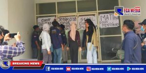 Puluhan Aktivis Segel Kantor Dinas Pendidikan Bangkalan