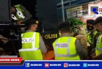 Caption: tim gabungan Polres Sampang saat razia warung penjual miras di Terminal Trunojoyo Sampang.