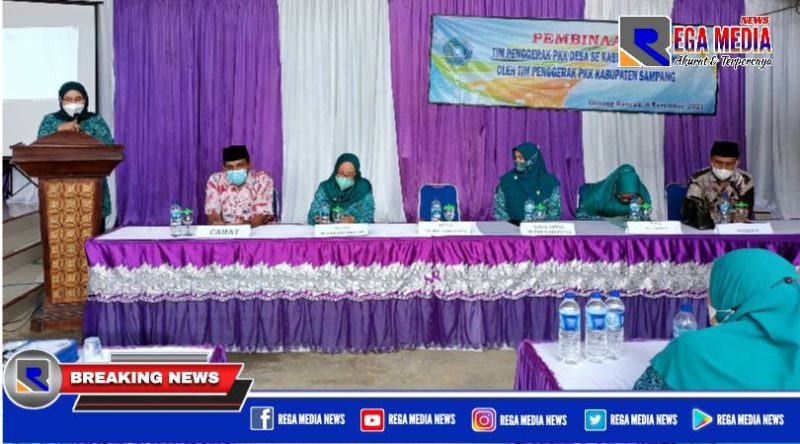 Caption: Ketua TP PKK Kabupaten Sampang (Hj Mimin) saat memberikan sambutan dalam kegiatan pembinaan TP PKK Desa Gunung Rancak.