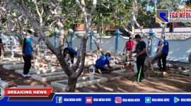 Caption: tampak para relawan tengah bersih-bersih di Taman Makam Pahlawan, Sampang.