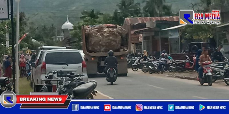 Caption: tampak dump truk pengangkut batu tampa penutup dan membahayakan pengendara lain.