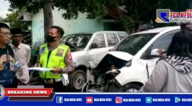 Caption: tampak petugas   Satlantas Polres Sampang unit Laka Lantas tengah mengidentifikasi pengendara yang terlibat kecelakaan.