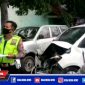 Caption: tampak petugas   Satlantas Polres Sampang unit Laka Lantas tengah mengidentifikasi pengendara yang terlibat kecelakaan.
